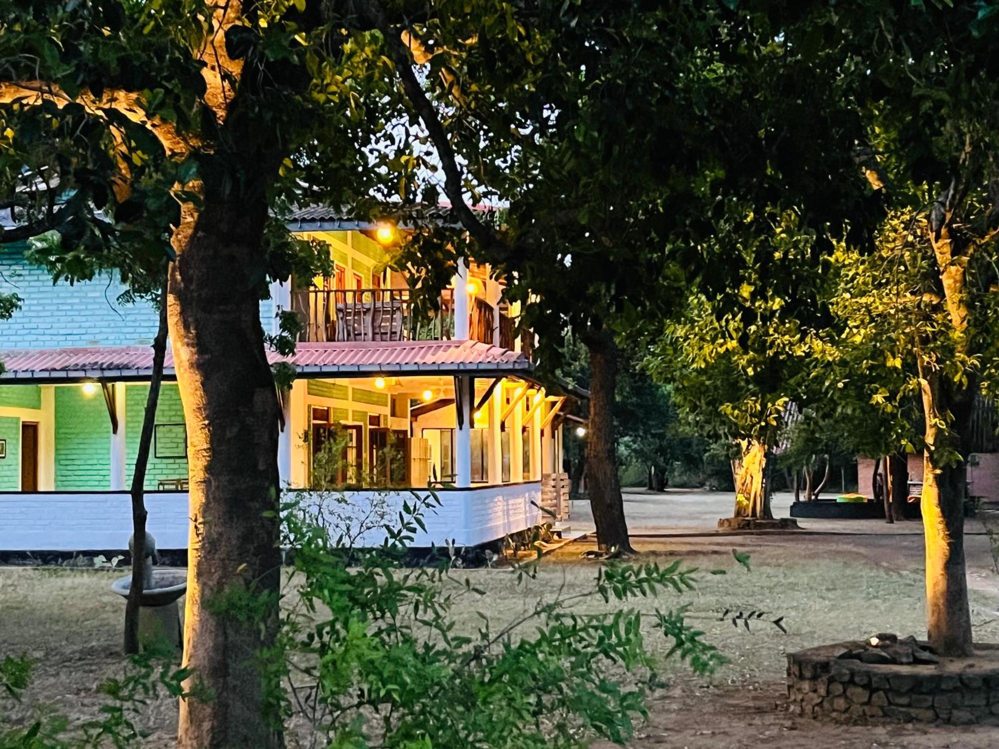 Funky Leopard Safari Lodge Bordering Yala National Park Катарагама Экстерьер фото