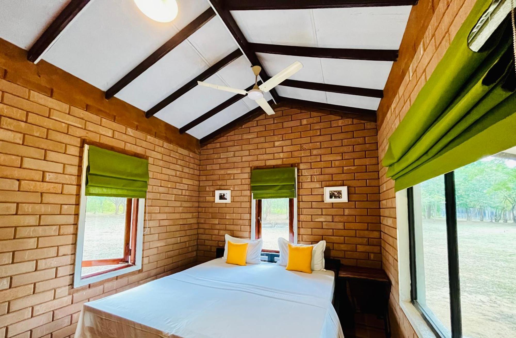 Funky Leopard Safari Lodge Bordering Yala National Park Катарагама Экстерьер фото